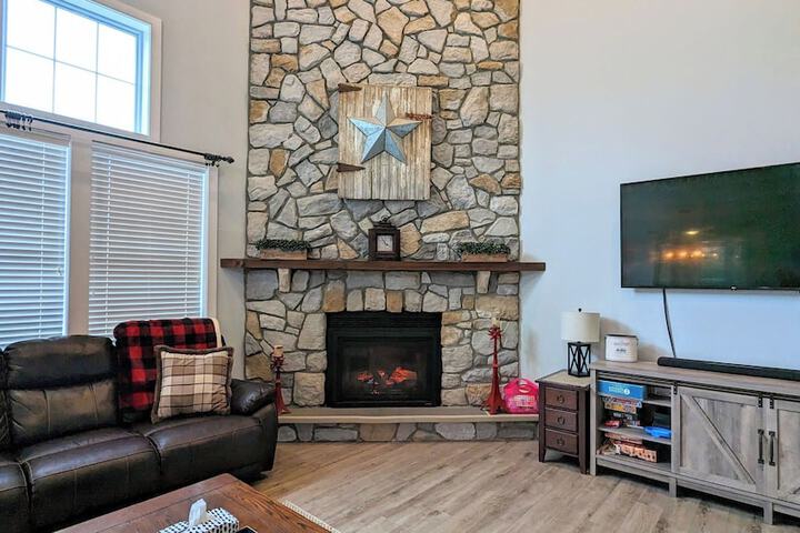 The Nest at Pinecrest by Avantstay Spacious Deck Game Room, Fire Pit
