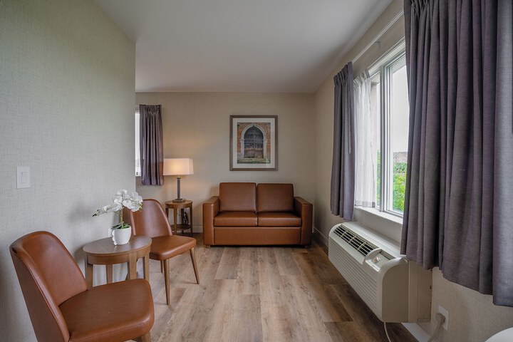 Monte Carlo Inn Oakville Suites