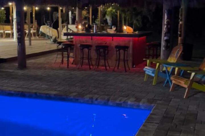 Private Tropical Paradise Guesthouse!