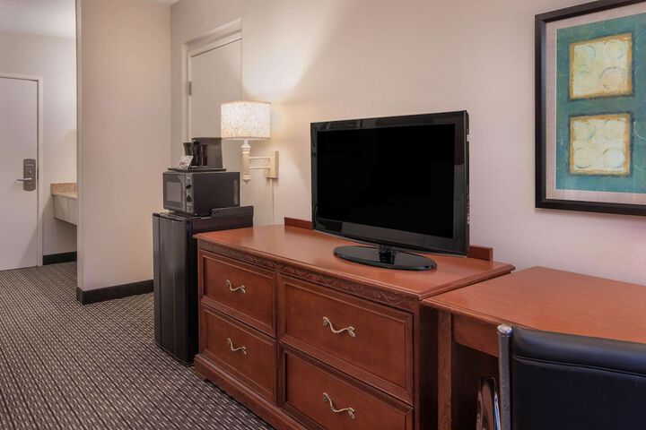 Room 11 of 28