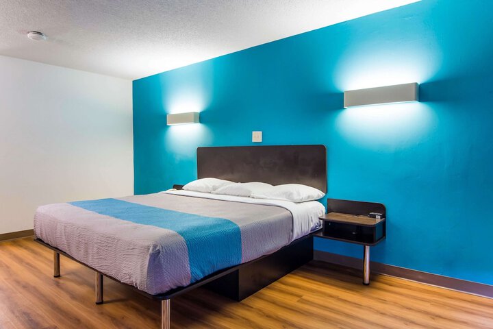 Room 12 of 25