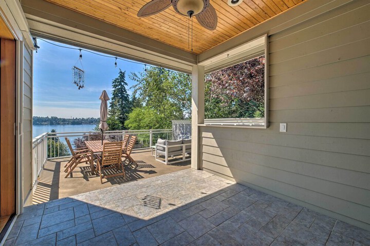 Spacious Lake Stevens Home w / Fire Pit Patio