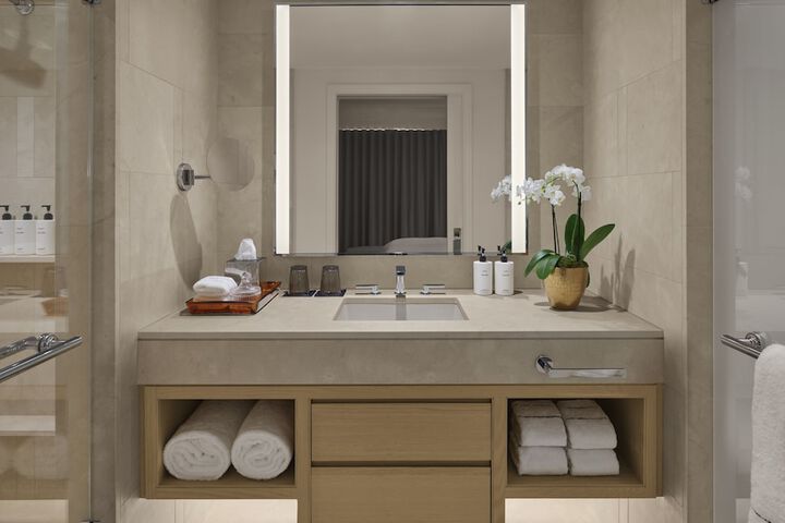 Room 32 of 85