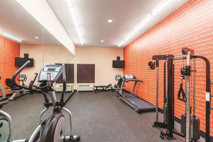 La Quinta Inn & Suites by Wyndham Houston Bush Intl Airpt E