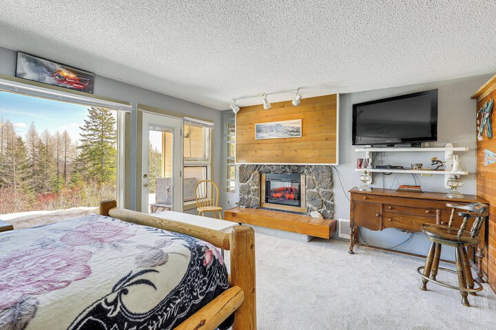 Picturesque Mt. Spokane Condo Near Skiing & Biking!