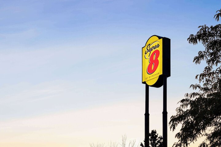 Super 8 by Wyndham Germantown / Milwaukee