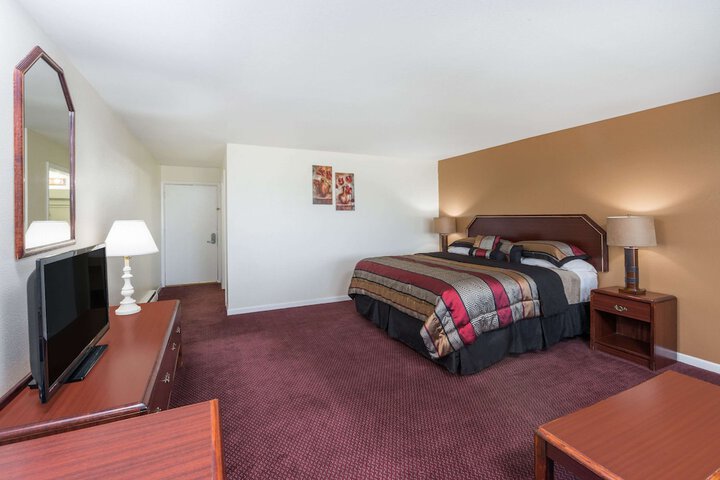 Room 10 of 16