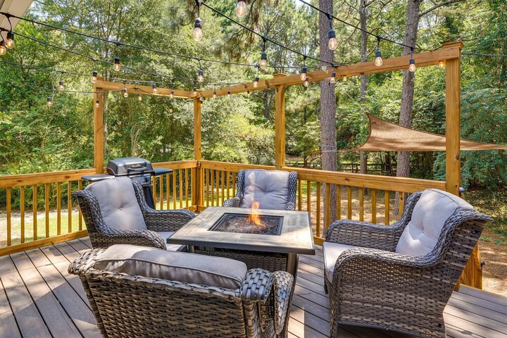 Southern Pines Vacation Rental w / Deck & Grill!