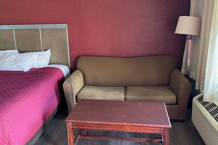 Room 25 of 38