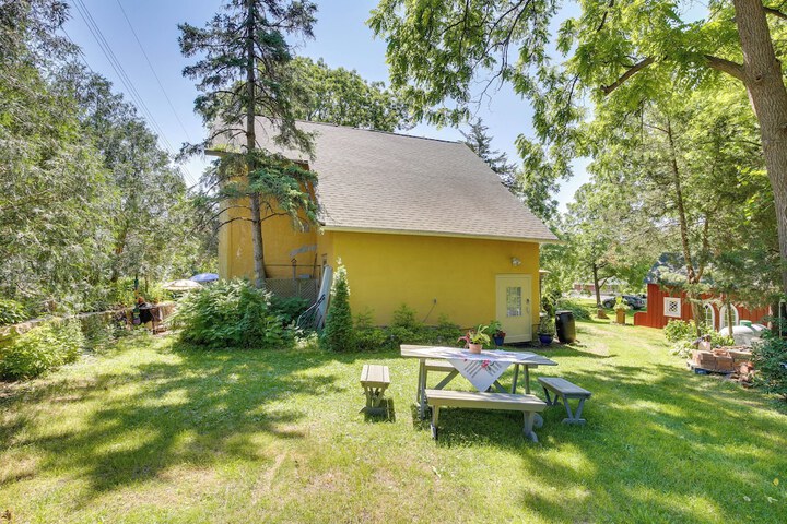 Lake Pepin Getaway w / Pond Walk to Restaurants!