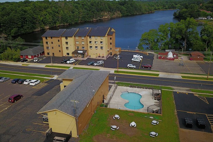 Natura Vue Resort & Boathouse