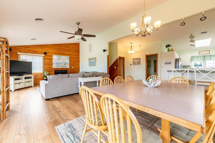Duck R Way - Poteskeet Ocean View, 260 Yds to Beach, Pool, Hot Tub, Walk to Downtown Duck