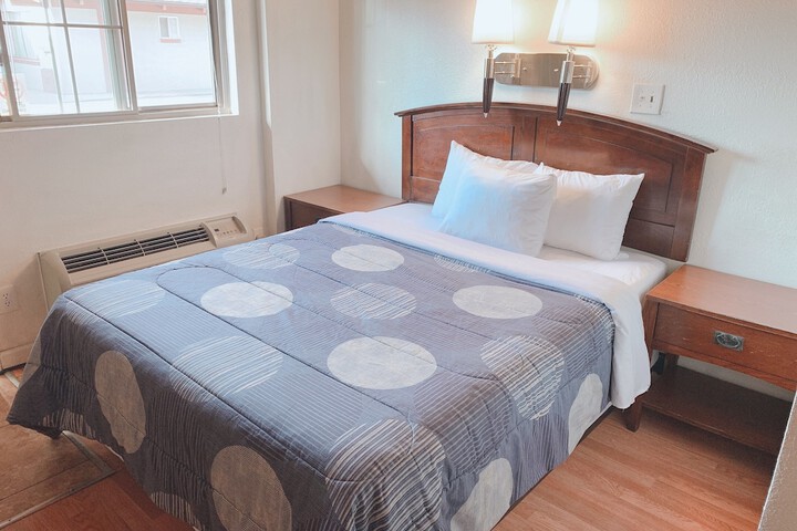 Room 6 of 10