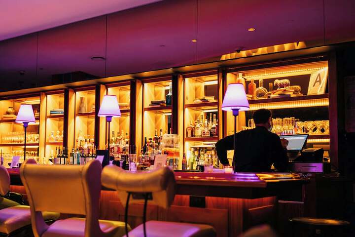 Lounge 86 of 99