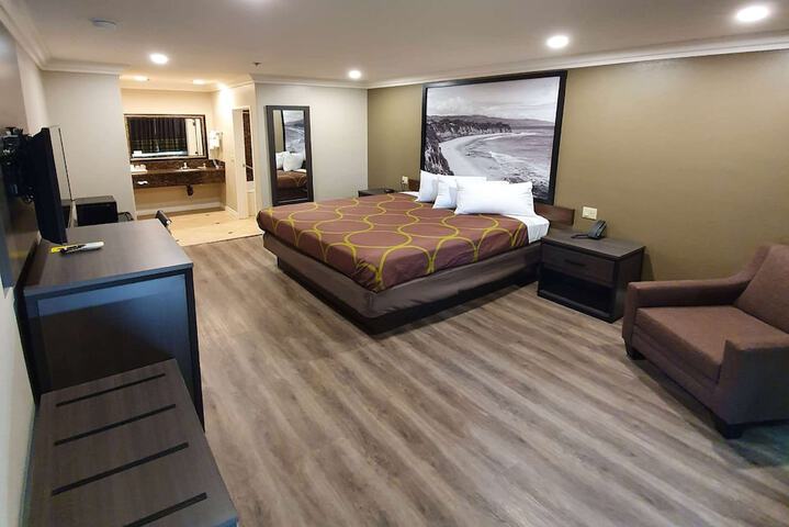 Room 28 of 35