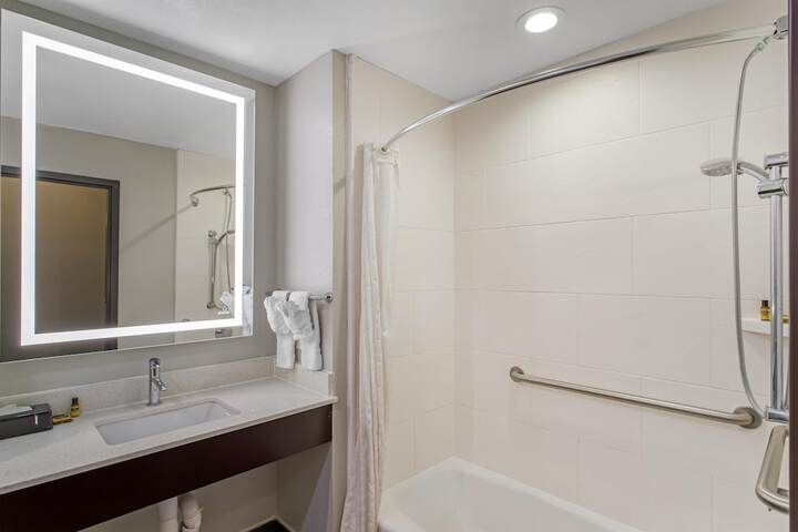 Best Western Plus Bay City Inn & Suites