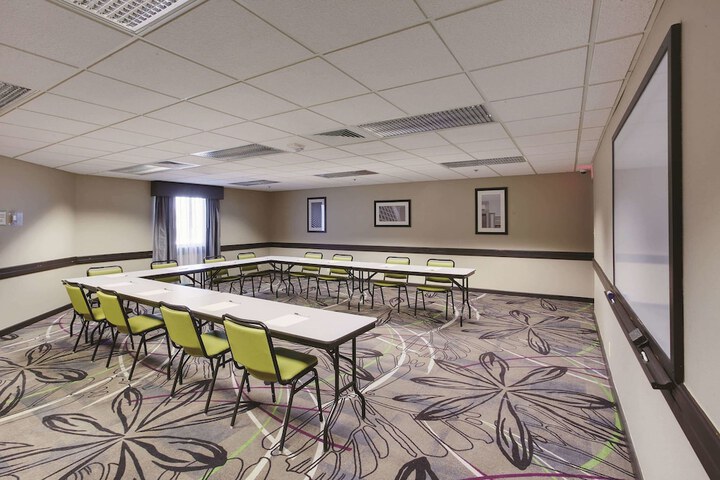 La Quinta Inn & Suites by Wyndham Detroit Metro Airport