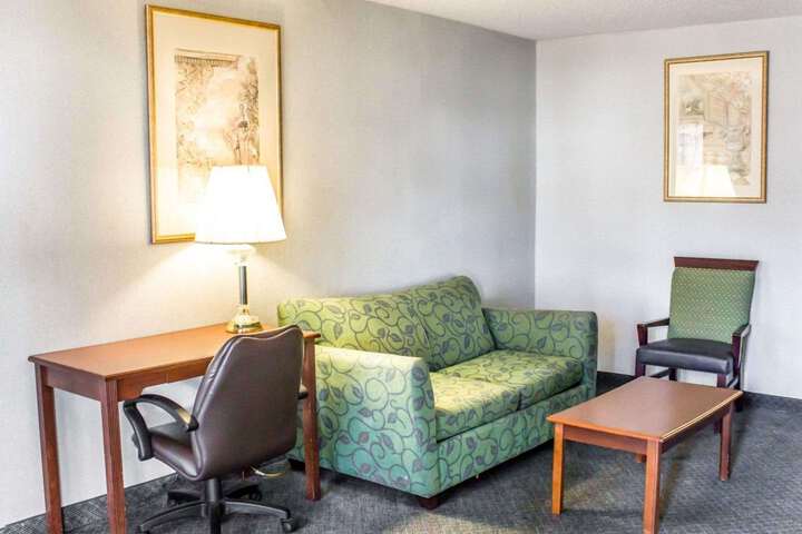 Suite 7 of 16