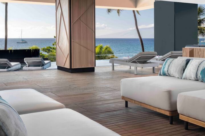 Lounge 203 of 247