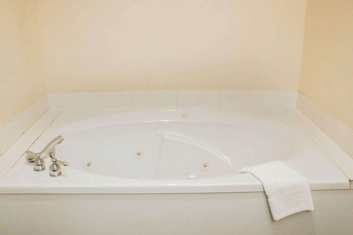 Quality Inn & Suites Bellville - Mansfield