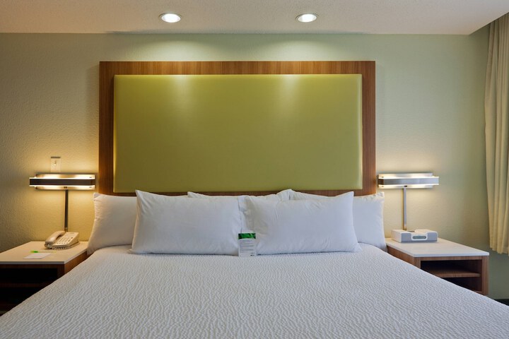 Room 17 of 28