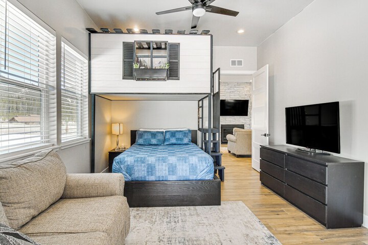 Romantic Mountain Retreat w / Scenic Views!