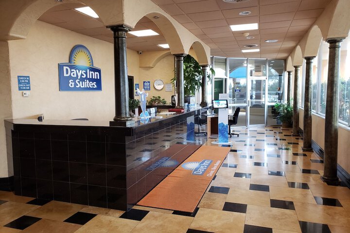 Days Inn & Suites by Wyndham Clovis