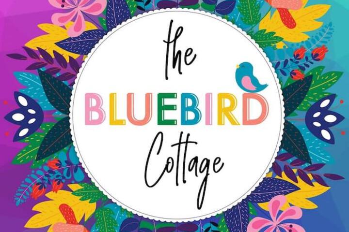 The Bluebird Cottage Style Cabin with Hot Tub near Turner Falls and Casinos