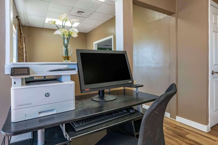 Business Center 80 of 83