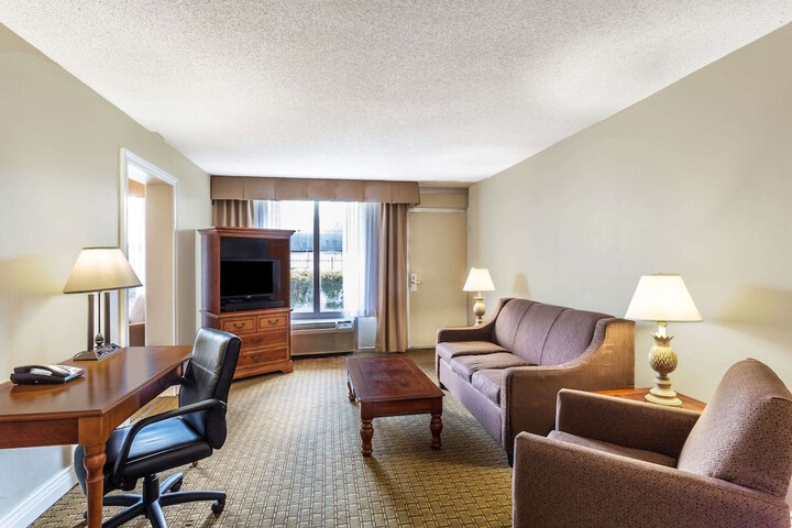 Room 4 of 16