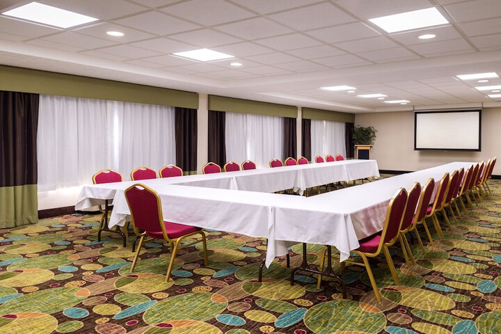 Holiday Inn Hotel & Suites Warren by IHG
