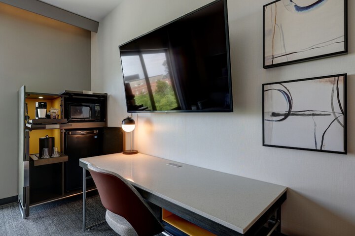 Room 33 of 68