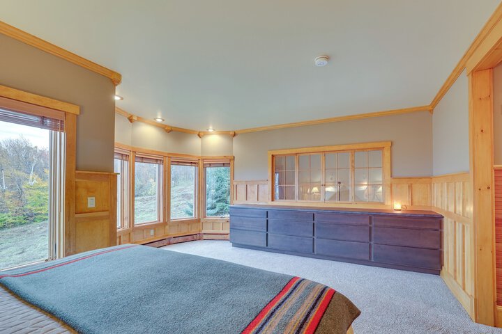 Ski-in / ski-out w/ Sauna in Jay Ski Peak Resort!