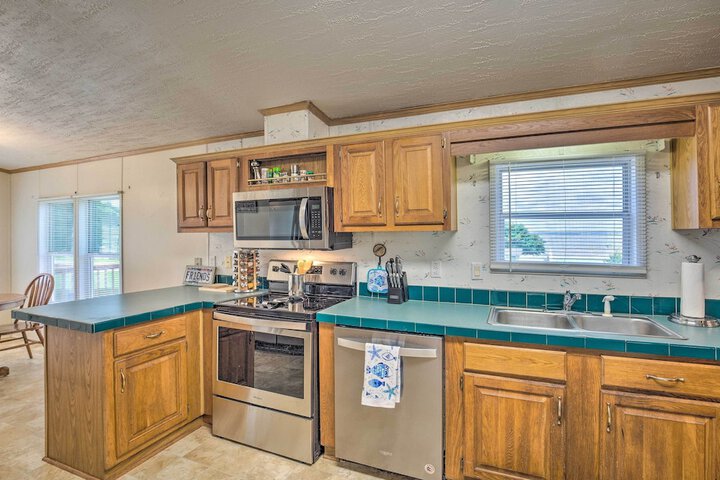 Cedar Creek Lake Access: Retreat w / Deck