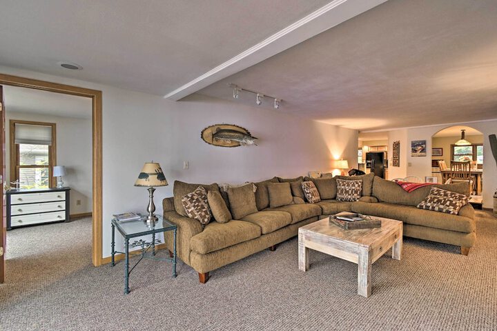 Spacious Lakehouse w / Deck Kayaks, & Dock!