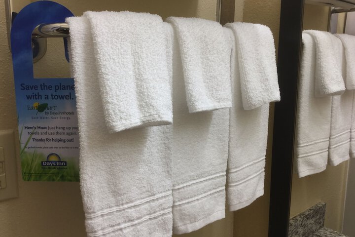 Days Inn & Suites by Wyndham Warner Robins Near Robins AFB