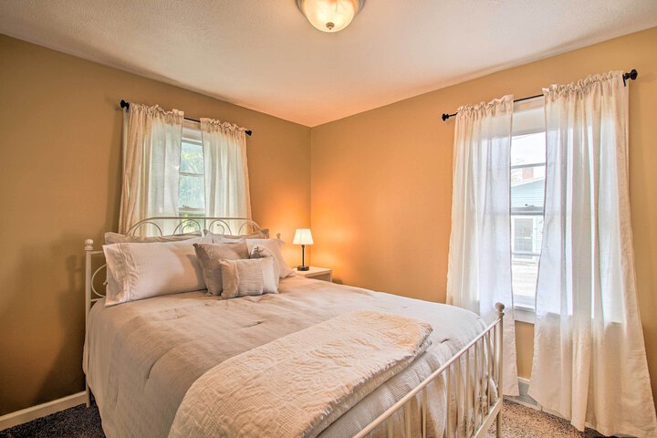Cottage w / Yard Walk to Historic Attractions
