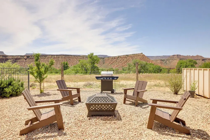 Hot Tub & Views: Modern Home 15 Mi to Zion NP