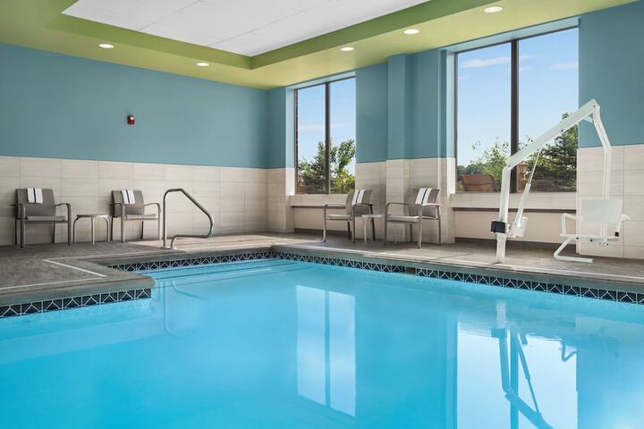 Holiday Inn Express & Suites Akron Regional Airport Area by IHG
