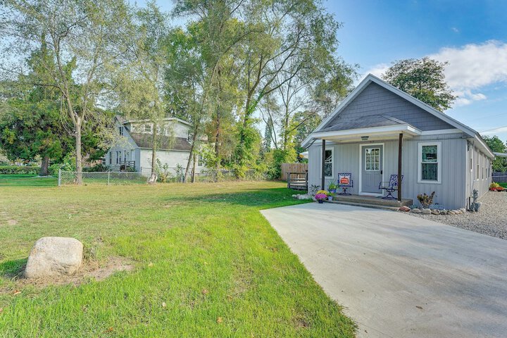 Wayland Retreat w / Deck: Walk to Downtown!