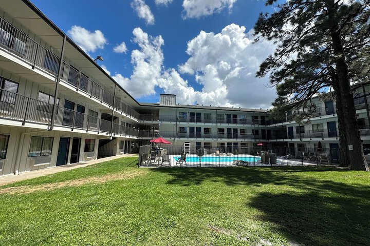Hotel Exterior 50 of 51