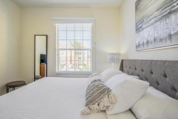 Brand New Super Cool Fountain View Condo by Main Pool Near Parks & OCCCC