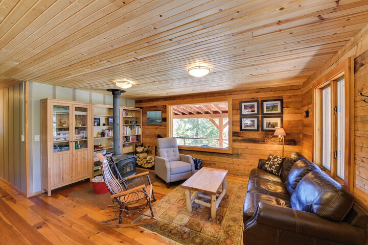 Idyllic Twin Lakes Escape w / Views of the Lakes