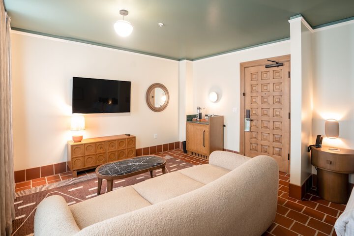Room 16 of 76