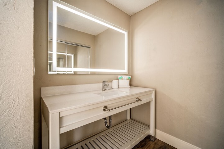 Room 35 of 106