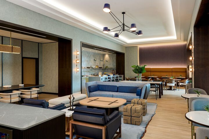 Lounge 78 of 101