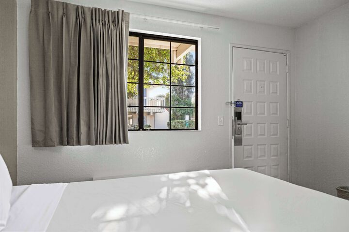 Room 28 of 34