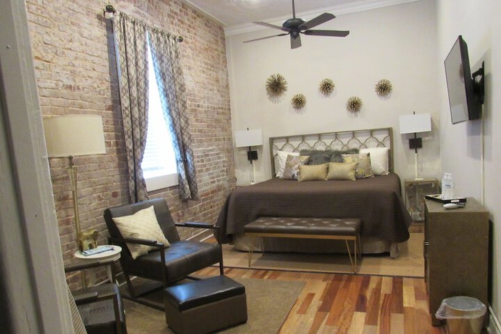 Hamilton House Inn