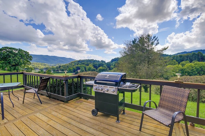 Secluded Mountain City Home w / Deck & Views!