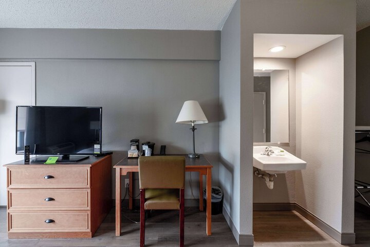 Room 15 of 36